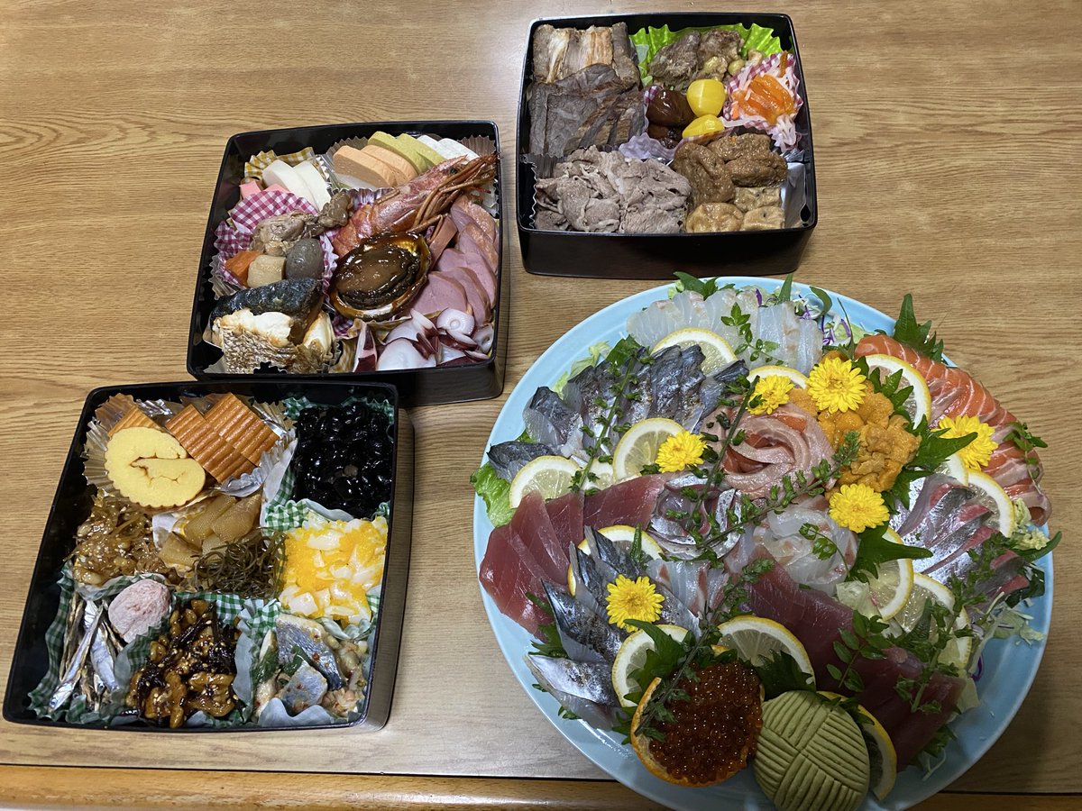 pandamaru03's tweet photo. 年末のお節と刺盛り。 https://t.co/w81eHFS1Sy