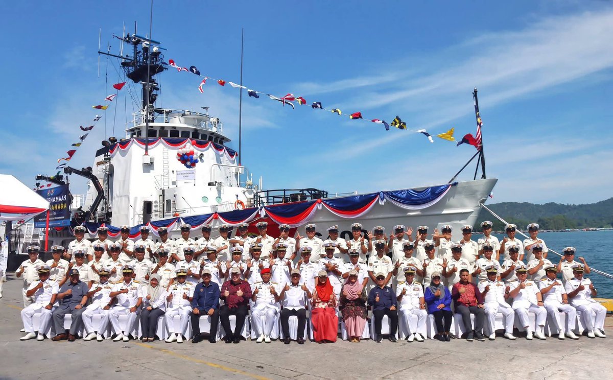 MalaysiaMonitor's tweet photo. 𝟮𝟱 𝗝𝘂𝗹 | 𝗡𝗮𝗺𝗶𝗻𝗴 𝗖𝗲𝗿𝗲𝗺𝗼𝗻𝘆 𝗞𝗠 𝗕𝗲𝗻𝗱𝗮𝗵𝗮𝗿𝗮

The former USCG Cutter Steadfast was transferred to MMEA in 2025 and officially named KM Bendahara (KM 6408) today. The patrol vessel will operate in the South China Sea.

Kota Kinabalu, Sabah. 
Src - APMM https://t.co/PjJfspgAOG