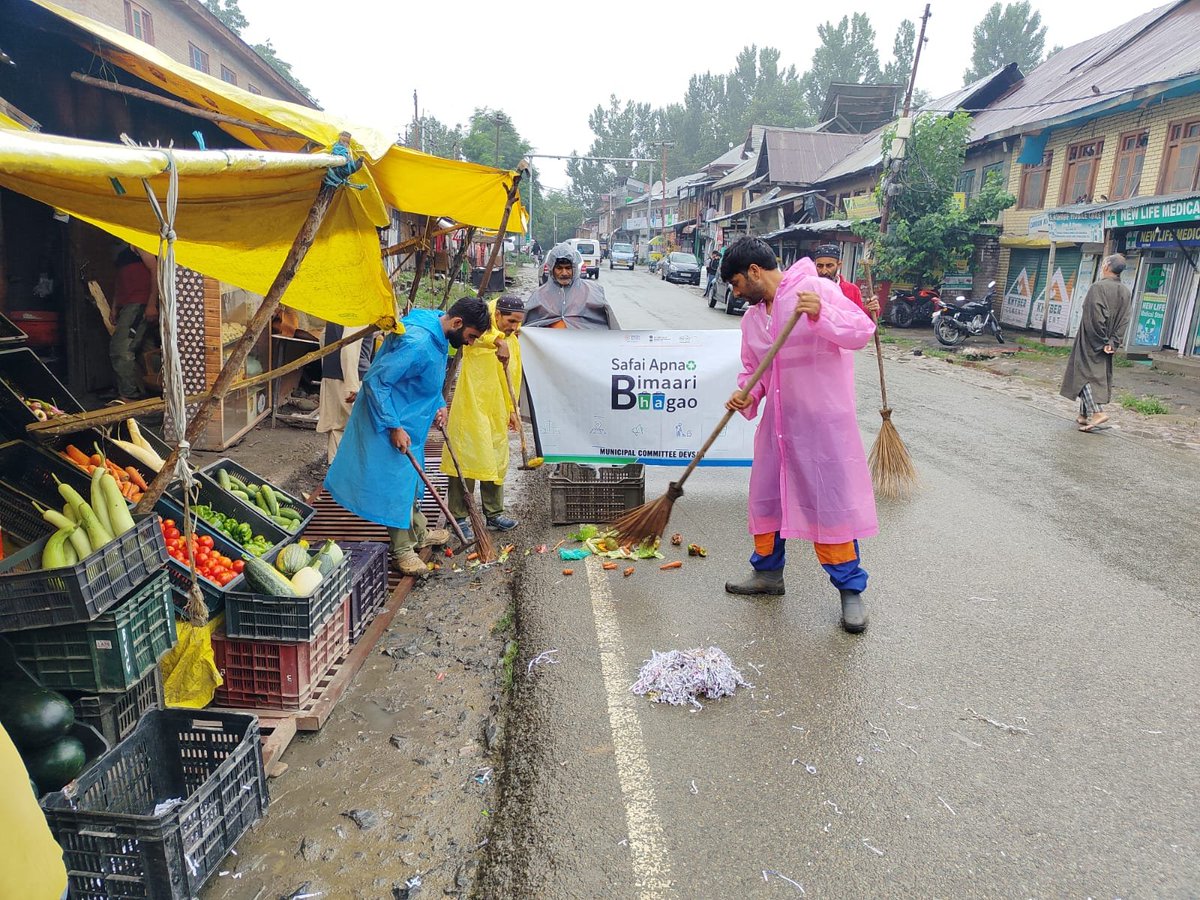 mcdevsar's tweet photo. MC Devsar conducted door-to-door awareness drives across wards and public awareness programmes at key locations under the Safai Apnao, Bemari Bhagao campaign to promote cleanliness and disease prevention.
#SafaiApnaoBemariBhagao #MCD #SwachhBharat @DcKulgam @DULBKASHMIR @md_sbm https://t.co/QgXERhhT8B
