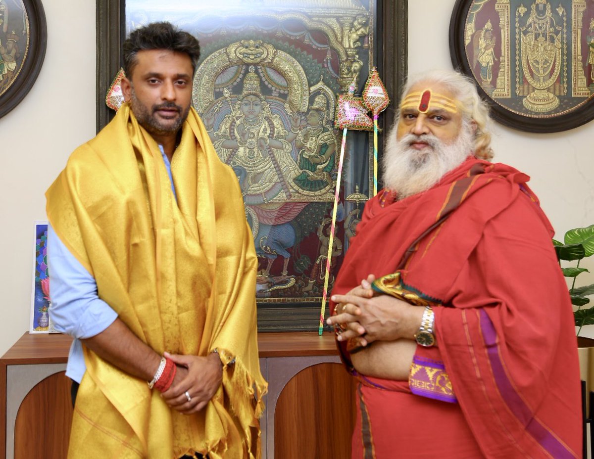 VinojBJP's tweet photo. Met with the Chief priest of the Shridi Sai baba temple, and members of the Muslim rashtriya Manch at Chennai 
 Discussed various subjects and the on going situation. @PMOIndia @HMOIndia @RSSorg https://t.co/sxm1esJ24j