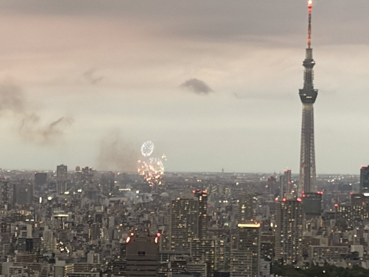 Michi_Personal's tweet photo. 隅田川花火大会🎆ちょっと遠いけど今年も良い音が聴こえてきました😊
雨降らなくて良かったですね✨

夏は花火とともにはじまる！！

たーまやー🧨✨ https://t.co/kipdViw2SC