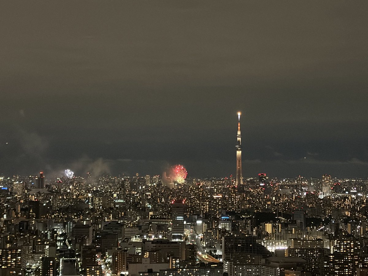 Michi_Personal's tweet photo. 隅田川花火大会🎆ちょっと遠いけど今年も良い音が聴こえてきました😊
雨降らなくて良かったですね✨

夏は花火とともにはじまる！！

たーまやー🧨✨ https://t.co/kipdViw2SC
