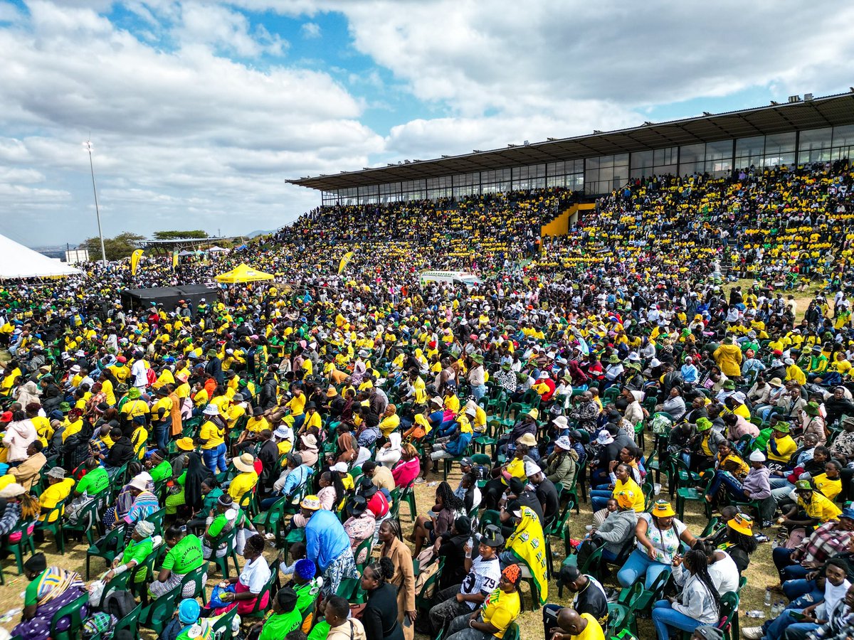 MbalulaFikile's tweet photo. The people of Limpopo have gathered in their thousands to celebrate Nelson  Mandelas Legacy in Thohoyandou, Limpopo. 

Limpopo has always been the home of the African National Congress and today has affirmed that. 

#ANCLimpopoRally
#PhophiRamathubaSpeaks
#LimpopoVotesANC https://t.co/vTHEt4bfPd