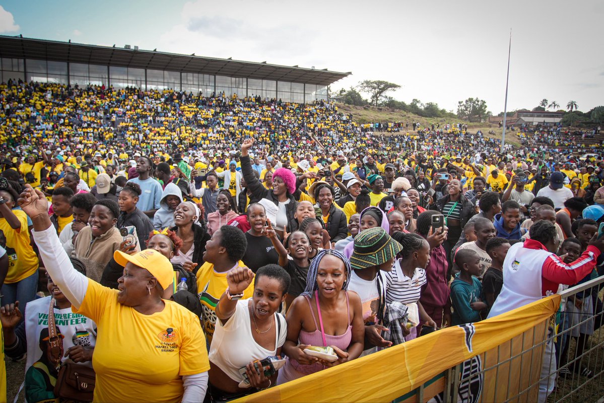 MbalulaFikile's tweet photo. The people of Limpopo have gathered in their thousands to celebrate Nelson  Mandelas Legacy in Thohoyandou, Limpopo. 

Limpopo has always been the home of the African National Congress and today has affirmed that. 

#ANCLimpopoRally
#PhophiRamathubaSpeaks
#LimpopoVotesANC https://t.co/vTHEt4bfPd
