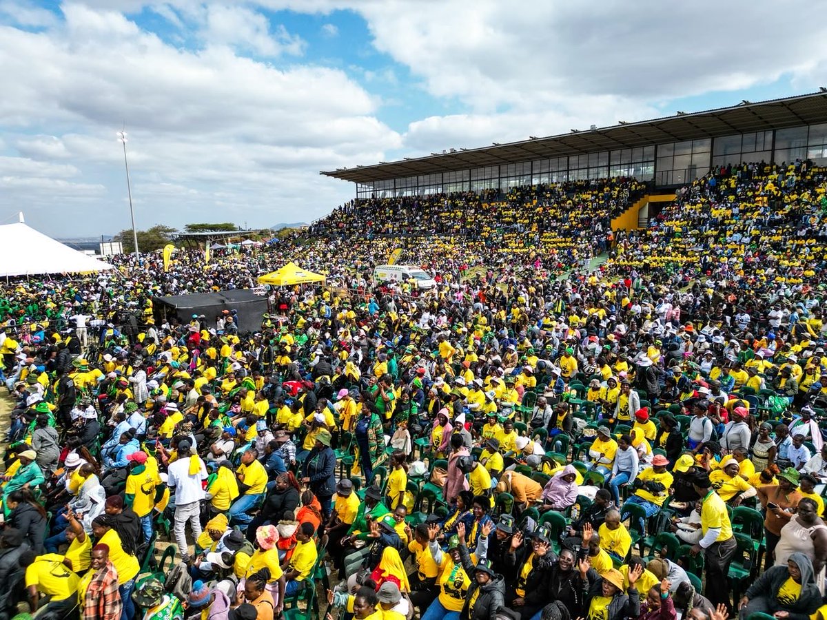 MbalulaFikile's tweet photo. The people of Limpopo have gathered in their thousands to celebrate Nelson  Mandelas Legacy in Thohoyandou, Limpopo. 

Limpopo has always been the home of the African National Congress and today has affirmed that. 

#ANCLimpopoRally
#PhophiRamathubaSpeaks
#LimpopoVotesANC https://t.co/vTHEt4bfPd