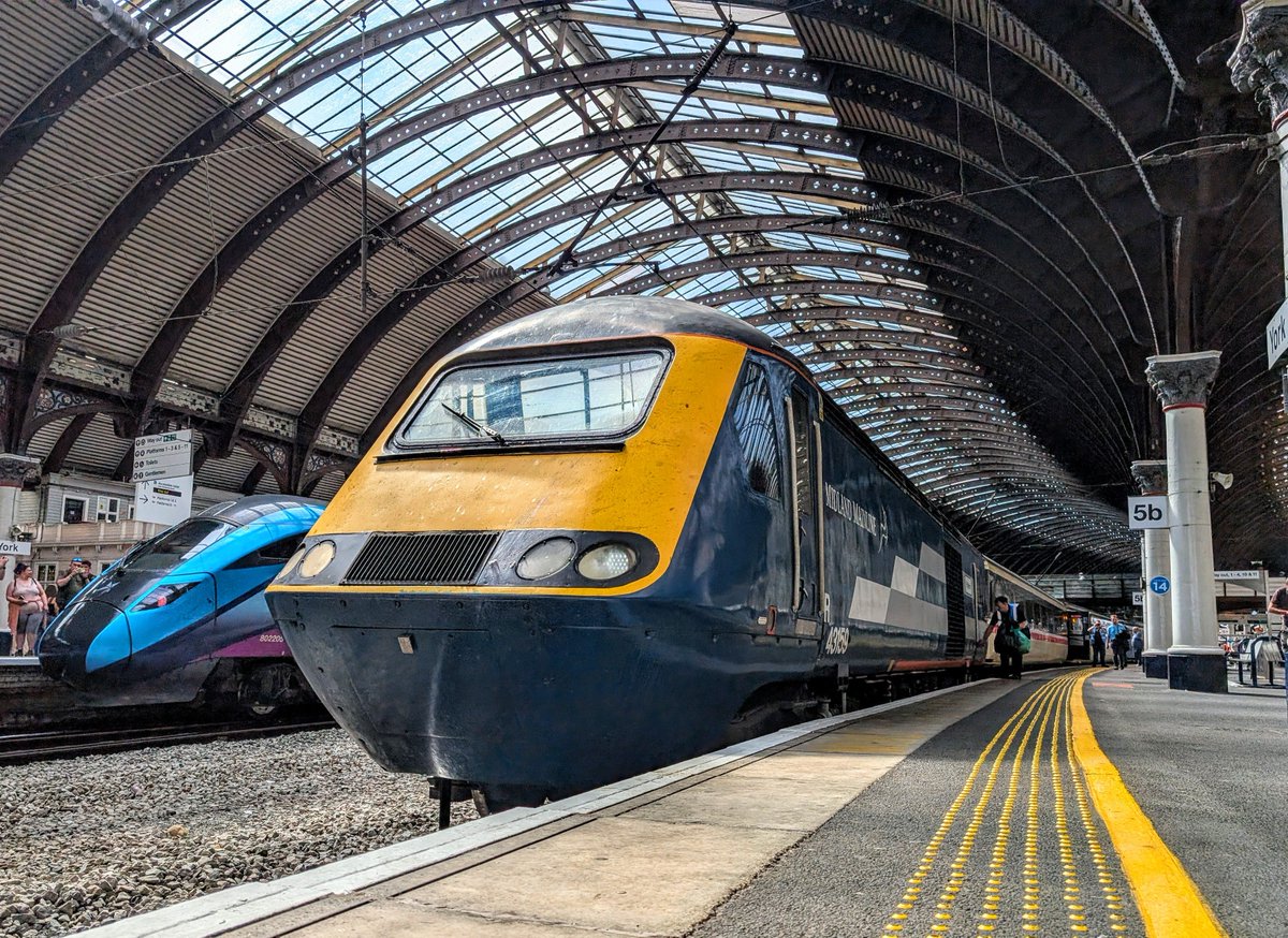 DownOnTheStour's tweet photo. Under the Shed at York π
With an early arrival at York quick snap and a shout of 'HUSKKYYYY' at @SteelCityDog_ we're back on the move for the second route tick of the day 'The Tyne Valley' β
#DOTS #railwayphotography #trainphotography #class43 #HST #intercity125 #hellfire https://t.co/gfSAJ1GyU8