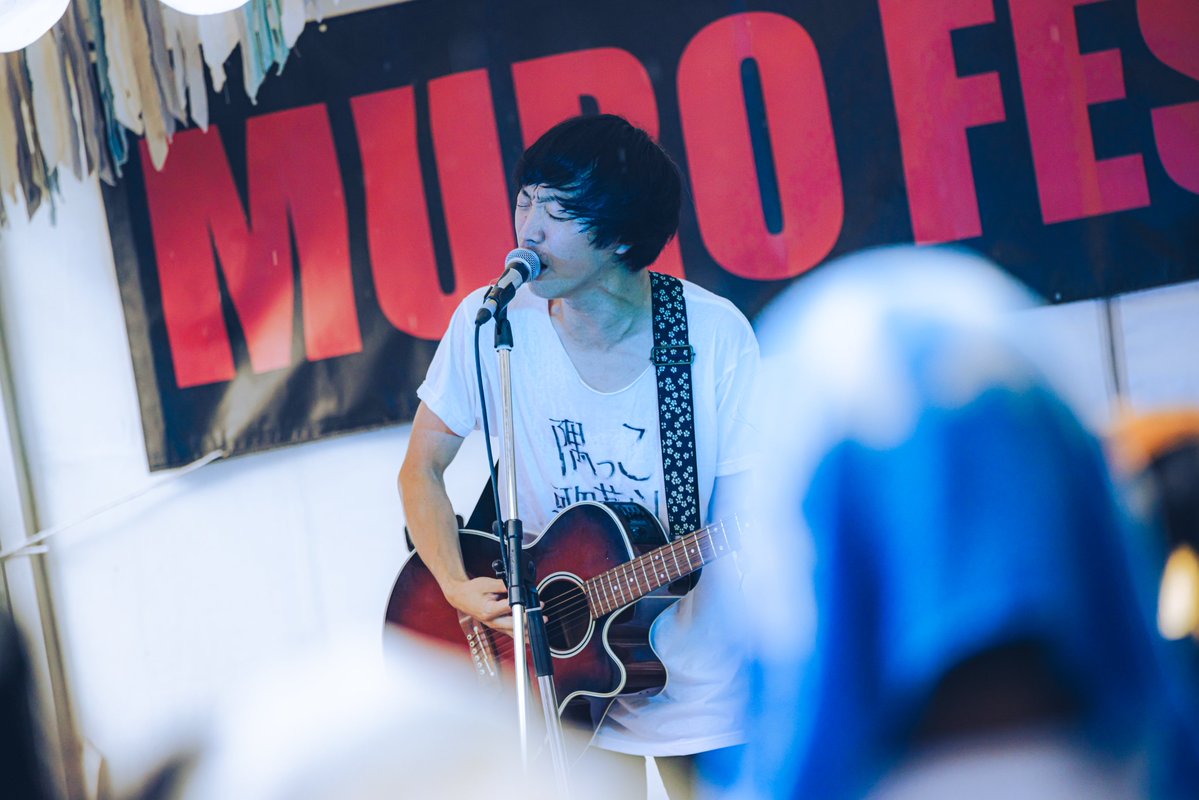murofes's tweet photo. 【 #ムロフェス2026レポ 】

ギターを手に一人現れたワタナベシンゴ。一度止んだかと思えた雨が再び降り始めると、『錆びないダイヤ』を歌い上げ、その情景さえ楽曲の一部に変えていく。フロア中央の脚立からシンガロングで届けた『最初で最後のアデュー』まで、ワタナベシンゴらしさが詰まったステージとなった。

pic @MmmuSic_ai
#murofes