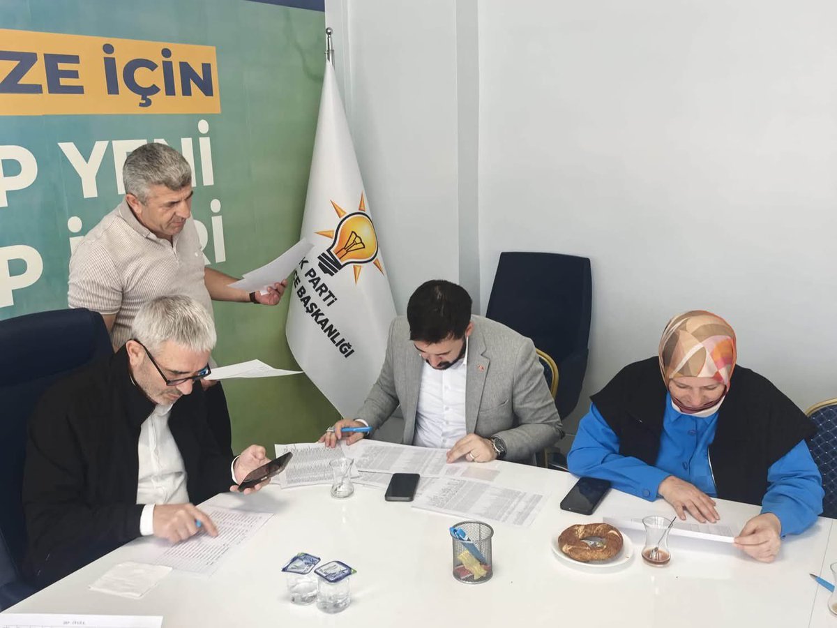 recepkayatr's tweet photo. Bir telefon, bir sohbet, bir gönül… 📞❤️

İl Yöneticimiz Halil İbrahim Arslan, İlçe Gençlik Kolları Başkanımız Bilal Durmuş Kurt, İlçe Kadın Kolları Başkanvekilimiz İpek Şahin ve teşkilatımızın kıymetli yöneticileriyle birlikte hemşehrilerimizle iletişim kuruyor, gönül bağlarımızı güçlendiriyoruz.

Biz büyük bir aileyiz.

#AkPartiGebze