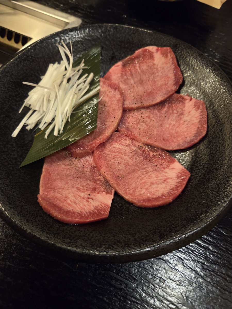 ppp0hatopp0's tweet photo. 焼肉パーティーはっじまるよー！！
よしおさんから「裏メニューがあるよ」と言われて頼んだ
ミスジのすき焼きが美味しすぎる
タレが焼けた香ばしいかおりでご飯が無限に進む、、、！！！
次何頼もうかなぁー！！！

＃焼肉いちり https://t.co/bY5AjPeXvs