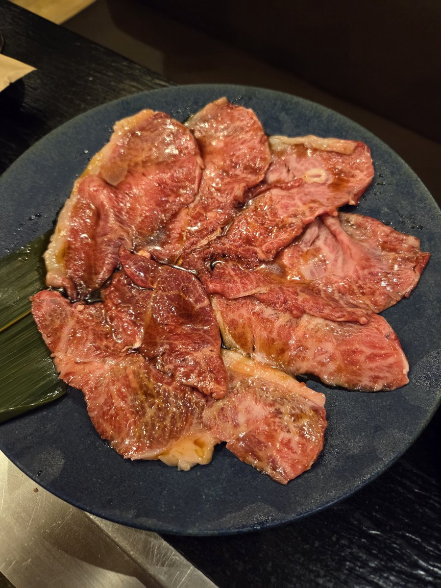 ppp0hatopp0's tweet photo. 焼肉パーティーはっじまるよー！！
よしおさんから「裏メニューがあるよ」と言われて頼んだ
ミスジのすき焼きが美味しすぎる
タレが焼けた香ばしいかおりでご飯が無限に進む、、、！！！
次何頼もうかなぁー！！！

＃焼肉いちり https://t.co/bY5AjPeXvs