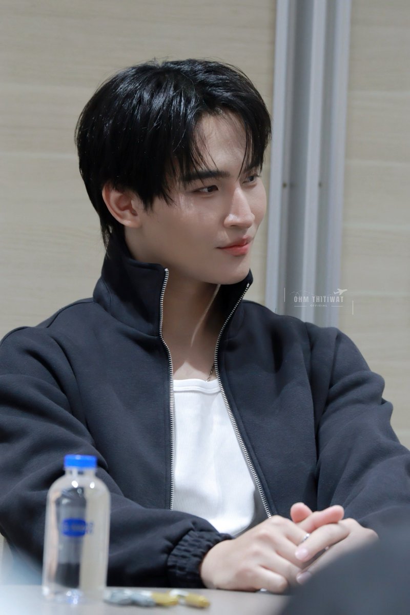 OhmThitiwatOFC's tweet photo. พี่โอห์มครับ มางานแฟนไซน์ครับ หล่อครับ 🫠

3RD FANSIGN WITH OHMPOON

#งานมหกรรมนิยายนานาชาติ2026xOhmPoon https://t.co/LP7TjmQaun