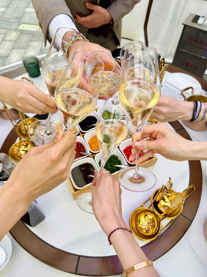 back_gill1035's tweet photo. Tossing confetti, clinking glasses, cheers to the new chapter ahead—may 2025 bring warmth, joy and endless little wins to you and yours! https://t.co/3P9m521lgG