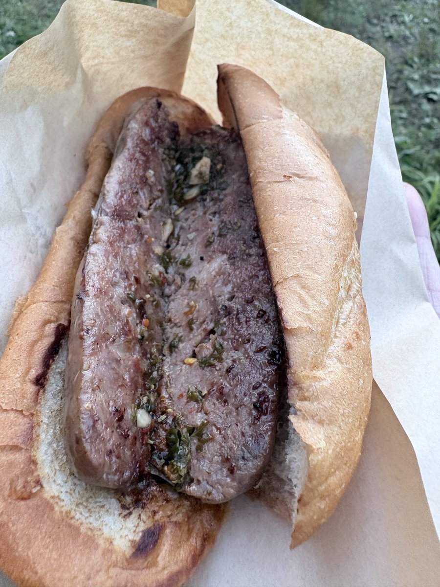rettuce_muse's tweet photo. フジロッカーズには大不評だけど、俺はオレンジコートのチミチョリパンすごく美味しいと思うよ！
見た目最悪だけど美味しいよ！
また来年あったら買うからね！ https://t.co/rJtCoVTZvd