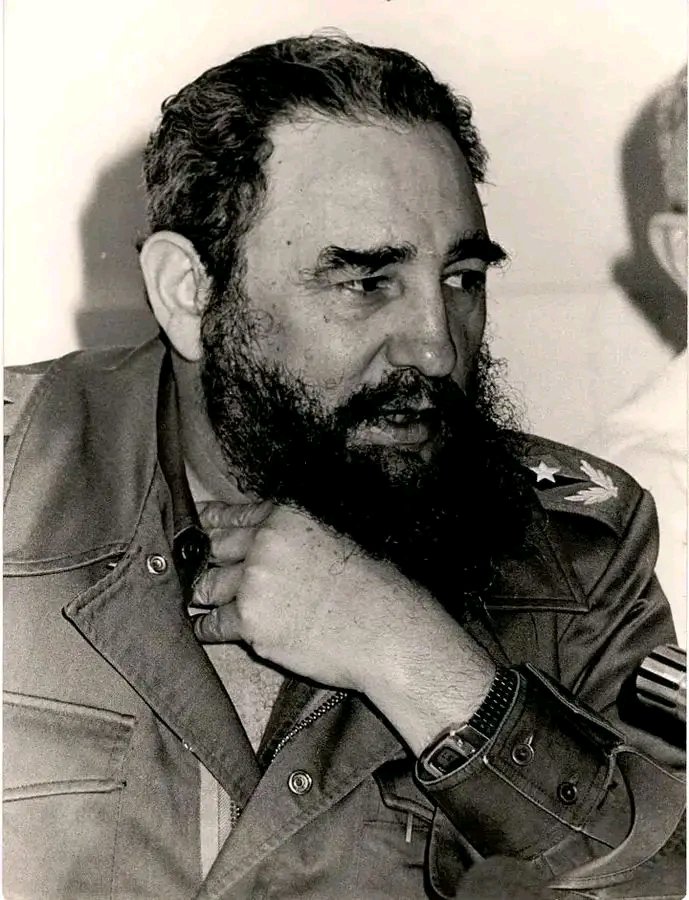 yasulemi's tweet photo. "La antorcha moral, la llama de pureza que encendió nuestra Revolución, hay que mantenerla viva, hay que mantenerla limpia, hay que mantenerla encendida. #FidelEsFidel https://t.co/HZLuWLKYXX