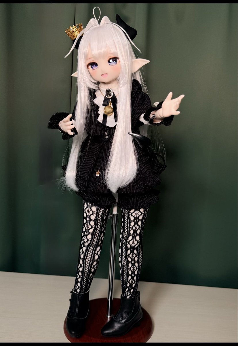 OCANPq's tweet photo. やぁやぁ、紳士淑女のニンゲンの皆様！

ボクの名はリリィ•ピィシェベル。
ただ愉快なことが大好きな至って普通の大悪魔さ。
以後お見知り置きをーー…ってことで契約者共々よろしくね〜。

#sarara娘
👗:@raccooncarnival
🧦: #kikonchi
🛋️: #Atelier_Noelle https://t.co/xHb7oqOGDG