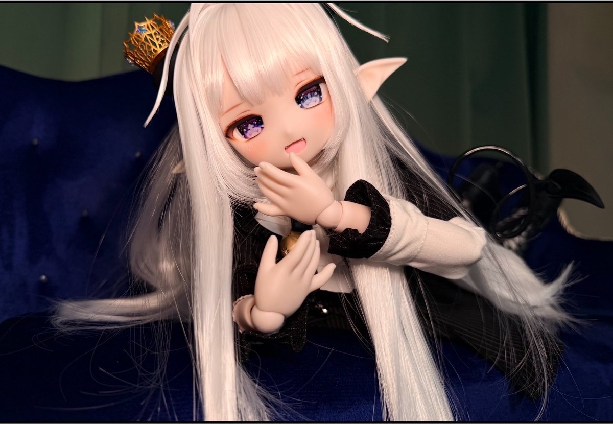 OCANPq's tweet photo. やぁやぁ、紳士淑女のニンゲンの皆様！

ボクの名はリリィ•ピィシェベル。
ただ愉快なことが大好きな至って普通の大悪魔さ。
以後お見知り置きをーー…ってことで契約者共々よろしくね〜。

#sarara娘
👗:@raccooncarnival
🧦: #kikonchi
🛋️: #Atelier_Noelle https://t.co/xHb7oqOGDG