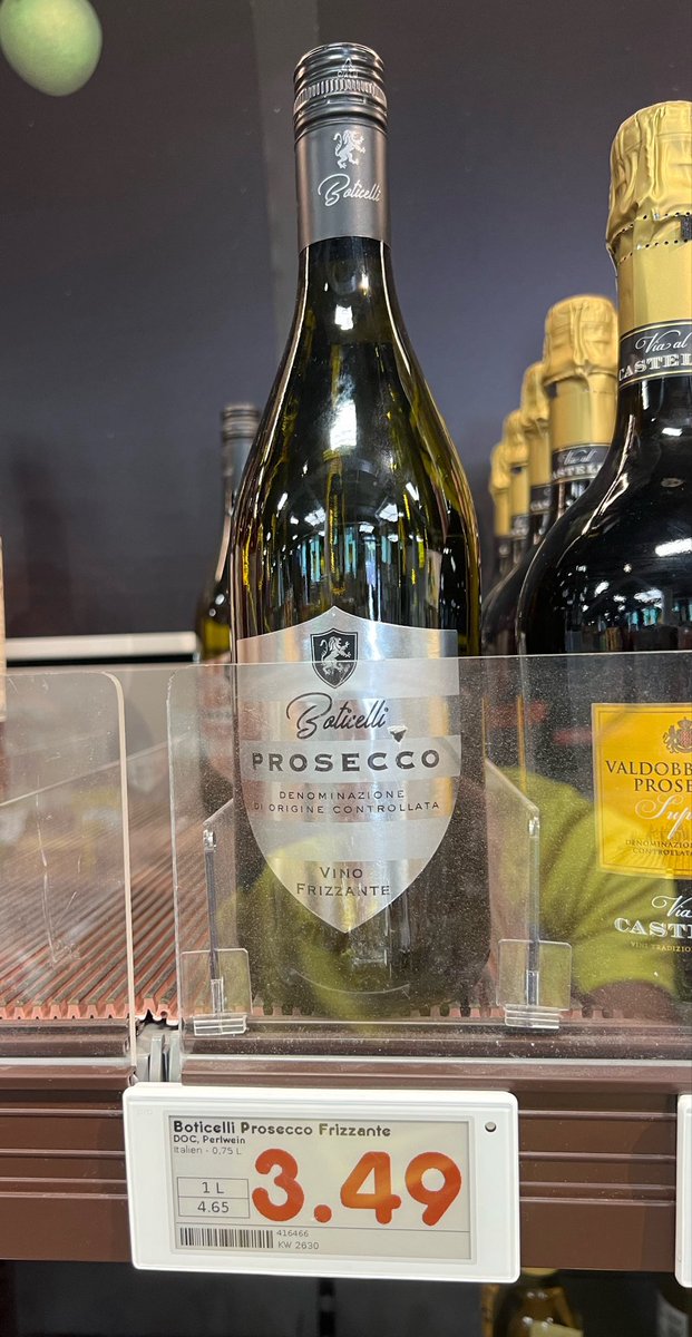 cigicem's tweet photo. @aliuslu74 Almanya’da bir markette  prosecco 3,49 Euro’ya satılıyor! https://t.co/iN8Z17CFam