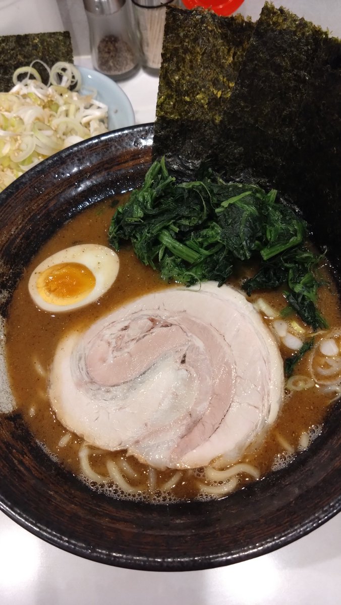 kaze0123's tweet photo. らーめんかんか　金沢市西念

🍜魚介豚骨+ほうれん草

仕事で疲れた身体に濃厚な一杯を✴️
魚介に半玉は付いてますがほうれん草は入ってないので追加トッピング⤴️
ネギ飯もラーメンによく合うのでオススメ🙆 https://t.co/o9Lyqk60Az