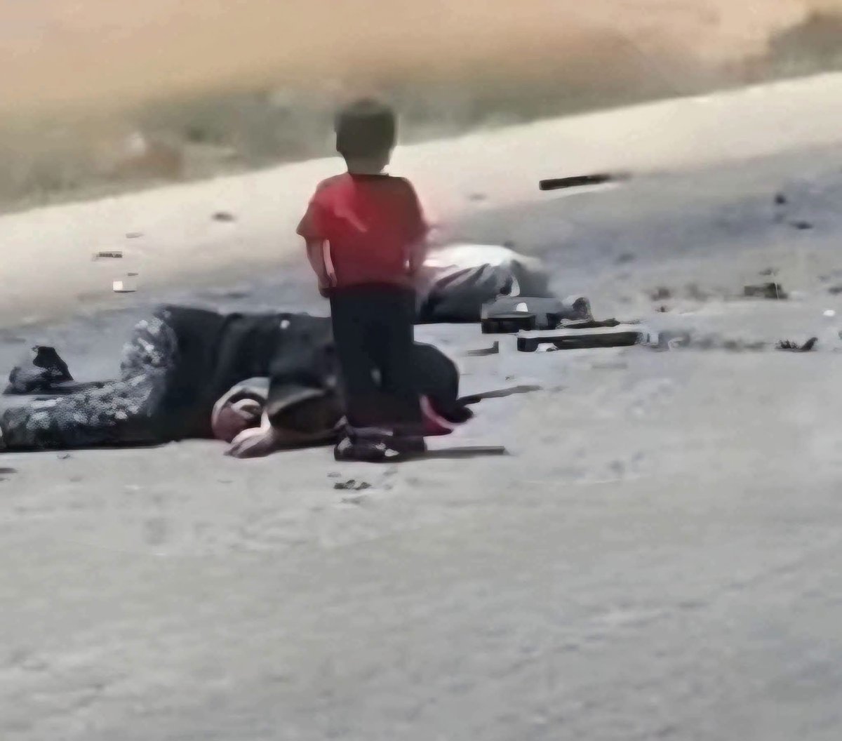 bwd30887's tweet photo. 💢 #السخنة مشهد يقطع القلب.. أم ملقاة بلا حراك جراء الحادث الذي وقع بين باصين.. وطفلها واقف بجانبها، لا يدري أين توقف قلبه.. عند نبضها إن كان باقياً، أم عند وداع لم يتحمله بعد.

اللهم إن كانت في الحياة فاشفها، وإن كانت عندك فاغفر لها، واجبر قلب هذا الطفل. 

نتمنى السلامة للجميع https://t.co/WVh8MLyQz2