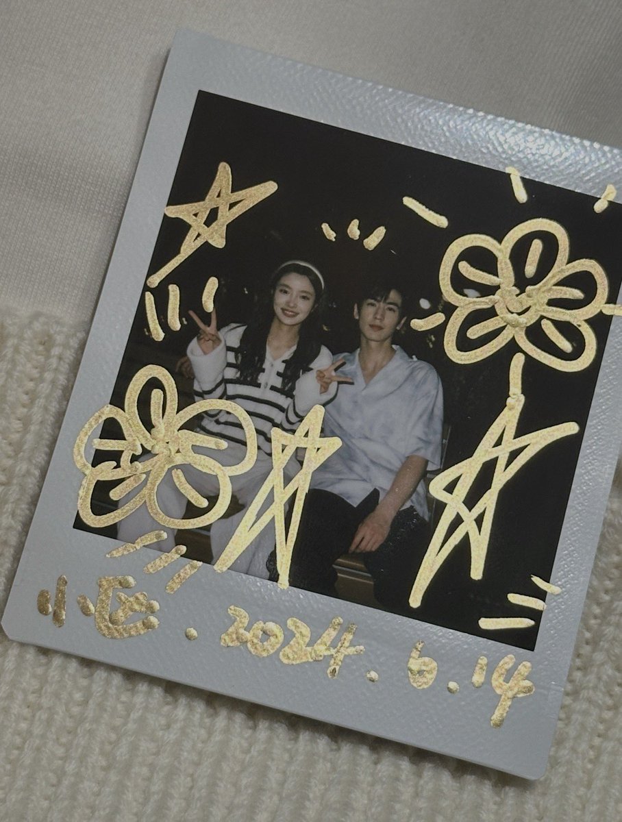 xuruohanarchive's tweet photo. the best thing producer shares an unreleased polaroid of shen xifan and he suye 🌷

 #徐若晗 #XURUOHAN https://t.co/4zXOatf1I8