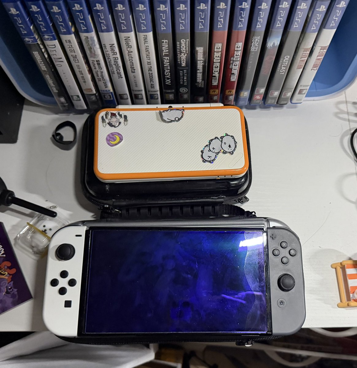 Dessert_Pokemon's tweet photo. DS ~ 3DS / 스위치1 갖고 다니기 가방 캐리어 형태인데 스위치 2 뭐 사지...🤔 https://t.co/k7u8bwze4s