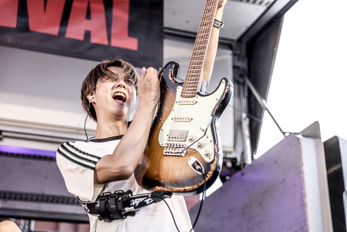 murofes's tweet photo. 【 #ムロフェス2026レポ 】

天候で一時中止などのハプニングやトラブルが耐えなかったが、神にも天候にも音楽にも周りにも全てに宗教レベルで愛され味方につけたライブを行った3markets[]。
夏休みで始まり夏休みで終わる会場は盛り上がり、
"一生夏休み"と歌う彼らの周りは"君に見せたい"くらい笑顔で溢れる人で会場を埋めつくしていた。

pic @kouhey0622
#murofes