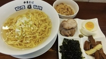 HHkaiHH's tweet photo. 地元では名店となった中華そば馥さんに訪問。今日訪れたのには理由があり、前回訪問した時に見つけた冷やしラーメンが気になってたからだ。着丼してスープを一口飲んで思わず口角が上がる。「こんな美味いん？」元々冷たい麺が好きなワシにはドンピシャな一杯。また食べに行こ。
#中華そば馥 https://t.co/CugSvAOwKQ