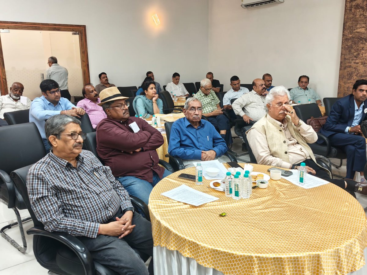 HFmpcci's tweet photo. एसोसिएशन ऑफ़ इंडस्ट्रीज देवास के अध्यक्ष श्री अशोक खंडेलिया  मुख्य अतिथि एवं FMPPCI के सयुंक्त अध्यक्ष श्री वीरेंदर पोरवाल जी विशेष अतिथि थे। इस बैठक में फायर एक्ट बिल,  इंडस्ट्री एरिया के कानूनों में विसंगतियों, दोहरे प्रापर्टी टैक्स, तथा  नेटवर्किंग   पर चर्चा हुई। https://t.co/4TRY1MDUe4