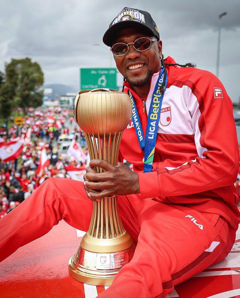 SoyMiguelParis's tweet photo. ¡Feliz cumpleaños, Hugo Rodallega 🌟!

📌 Hoy celebramos los 41 años del goleador y capitán de @SantaFe 🇮🇩, quien continúa escribiendo su historia en el León a punta de goles, liderazgo y entrega.

🔙 Tras más de 3 años vistiendo la camiseta cardenal, estos son sus números:

🏟️ 170 partidos ⚽️ 76 goles (0,44 por partido) 🅰️ 15 asistencias 🏆 Campeón de Liga 2025-I y Superliga 2026 🥇 2 Botas de Oro 🏅 Goleador de Santa Fe en los 7 semestres que ha disputado 🌟 Mejor jugador del FPC 2025

❤️ Un referente dentro y fuera de la cancha, y uno de los grandes ídolos de la historia reciente del León.

🎂 ¡Feliz cumpleaños, capitán! Que sigan los goles y las alegrías con la camiseta cardenal. 🦁