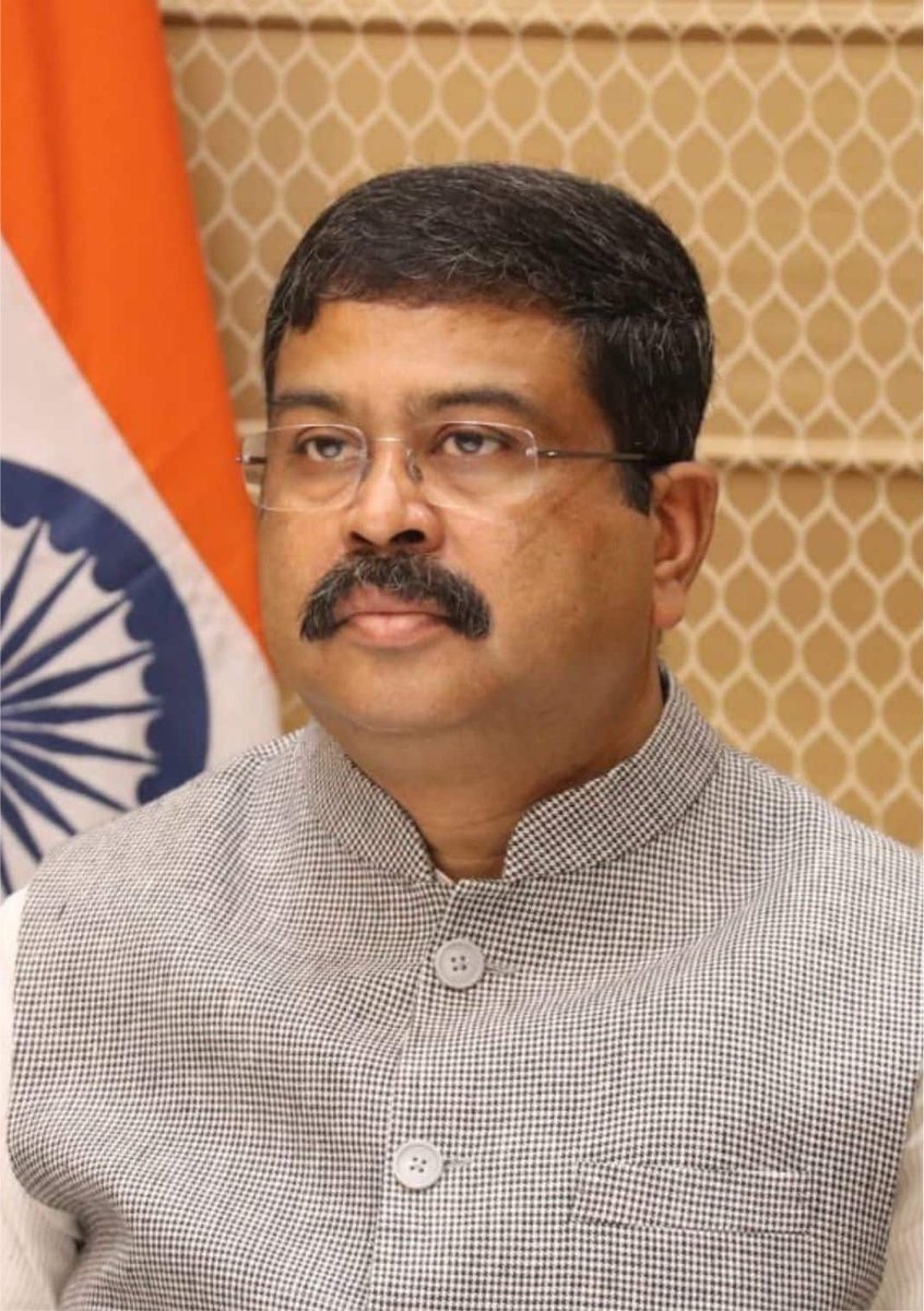 iam_Rahemat's tweet photo. Duniya jhukti hai bas jhukane wala hona chahiye. Finally Students Protest forced Dharmendra Pradhan to resign https://t.co/FwZSmYdK5S