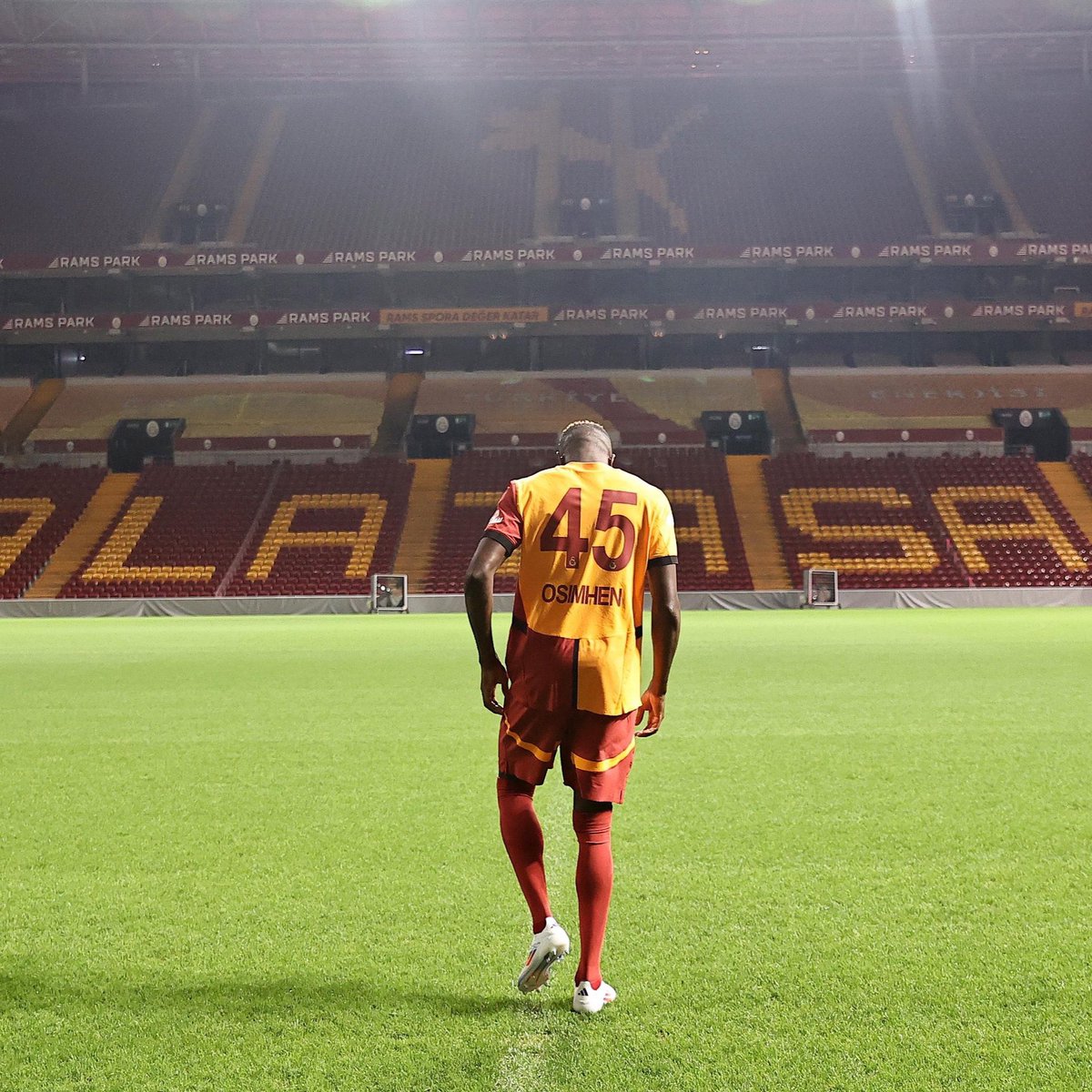 cografiofsaytGS's tweet photo. 🚨SON DAKİKA!

Victor Osimhen bu senede 45 numaralı formayı giyecek. https://t.co/lz8A7Ox7Ro
