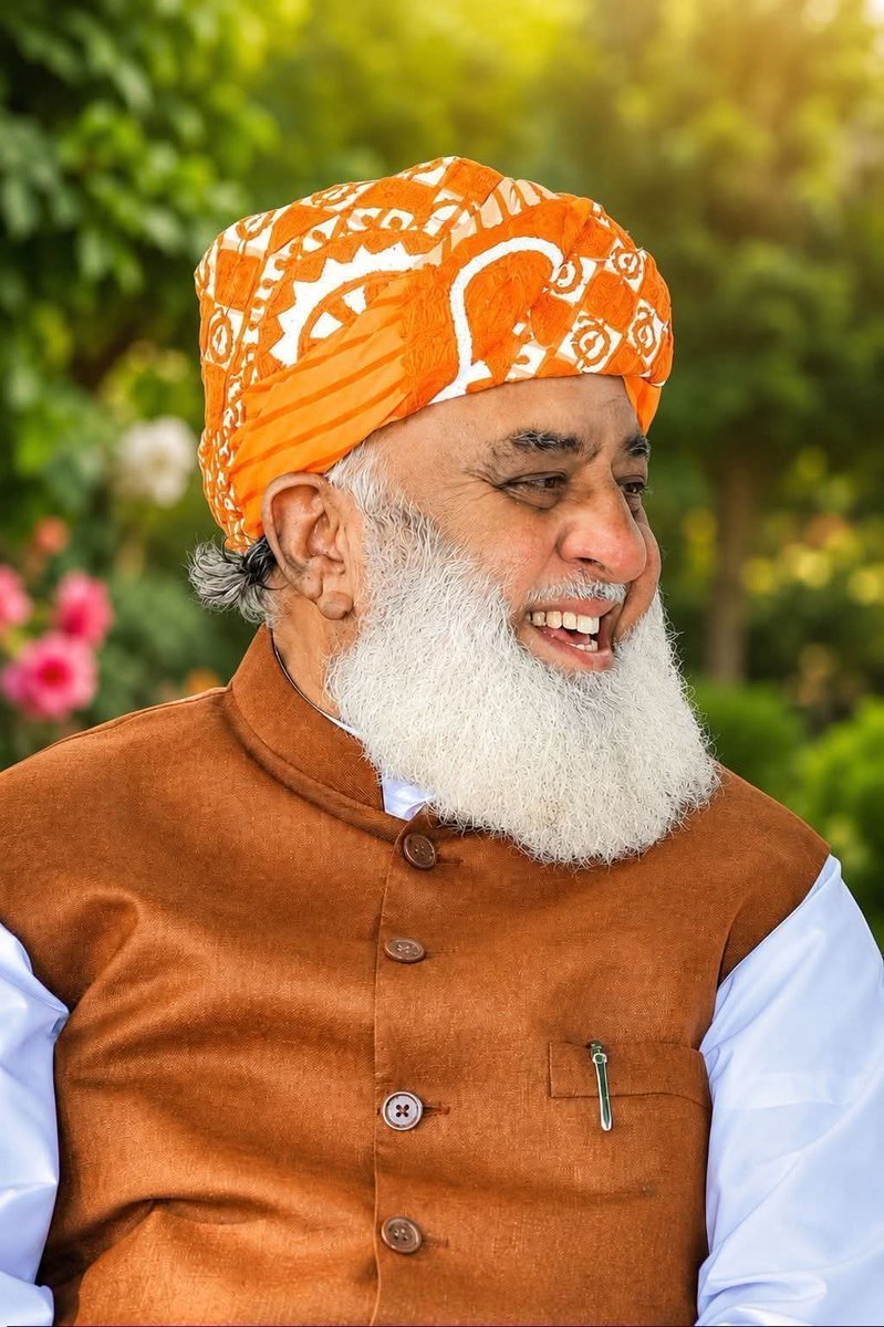 danish_319's tweet photo. سب کچھ بک گیا
سب کچھ کرائے پر چڑھ گیا
صرف ایک مولانا کا ضمیر جو ابھی بھی اپنی جگہ کھڑا ہے۔
یہاں ہی اصل طاقت ہے!
ہیرو اف نیشن 
مولانا فضل الرحمٰن 
#فخر_ملت_مولانا
#سرکاری_چمچے_فلاپ
#بارڈر_یا_بیرکس
#معدنیات_فروش_ٹولہ
#مہنگائی_کا_جواب_دو https://t.co/JBz3tEjp67