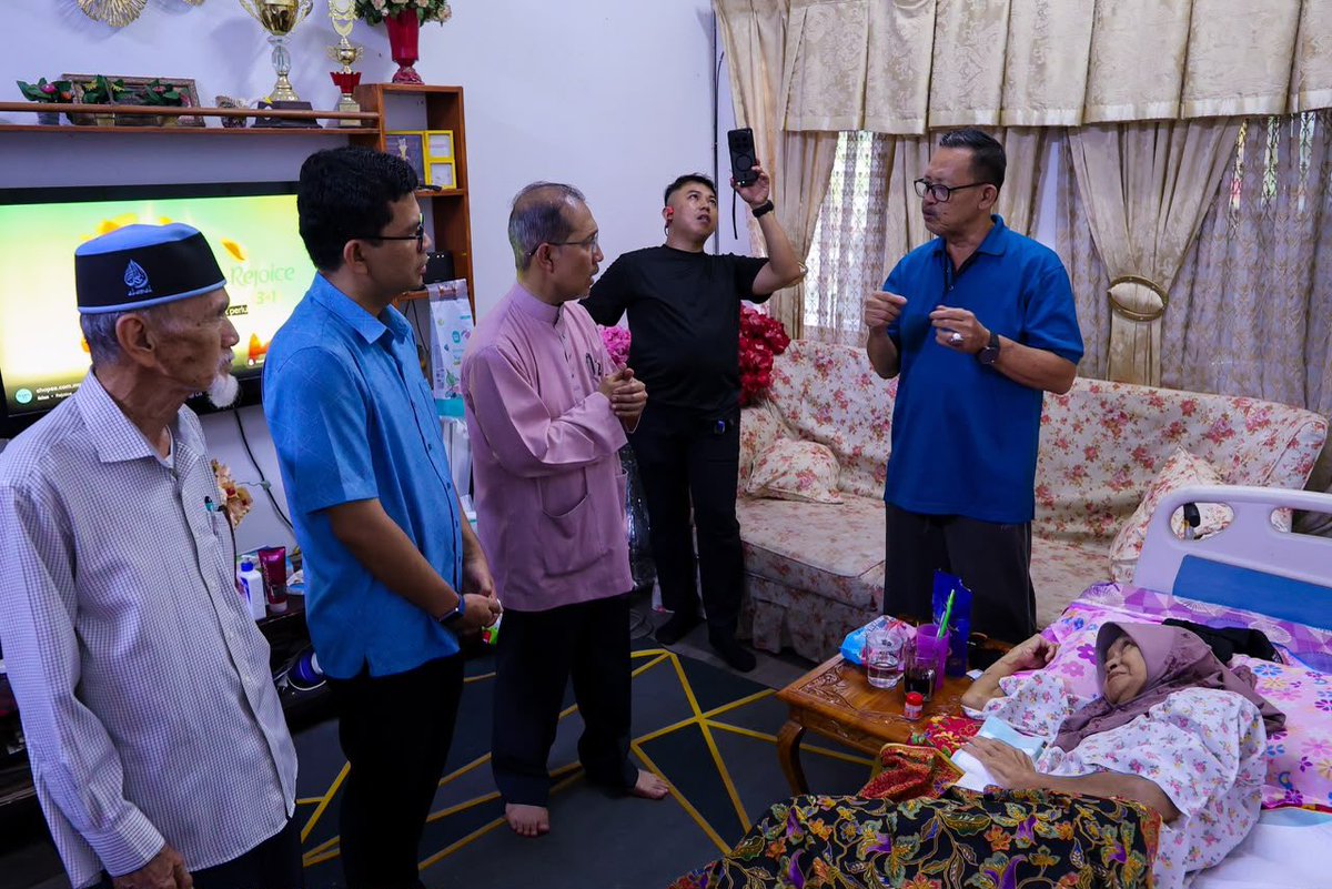 akmalnasir's tweet photo. Kali ini saya meluangkan masa berkempen di dua DUN.

Terlebih dahulu saya menyertai Tok Naz berkempen di DUN Ampangan.

Kami lakukan walkabout dari rumah ke rumah - macam biasa bukan sekadar untuk menyantuni dan berkempen, tetapi mendapatkan maklum balas terhadap keadaan sedia ada.

Dato’ Muhammad Nazri Kassim atau lebih mudah dipanggil Tok Naz juga berpengalaman luas sebagai Pengarah Yayasan Negeri Sembilan.

😁