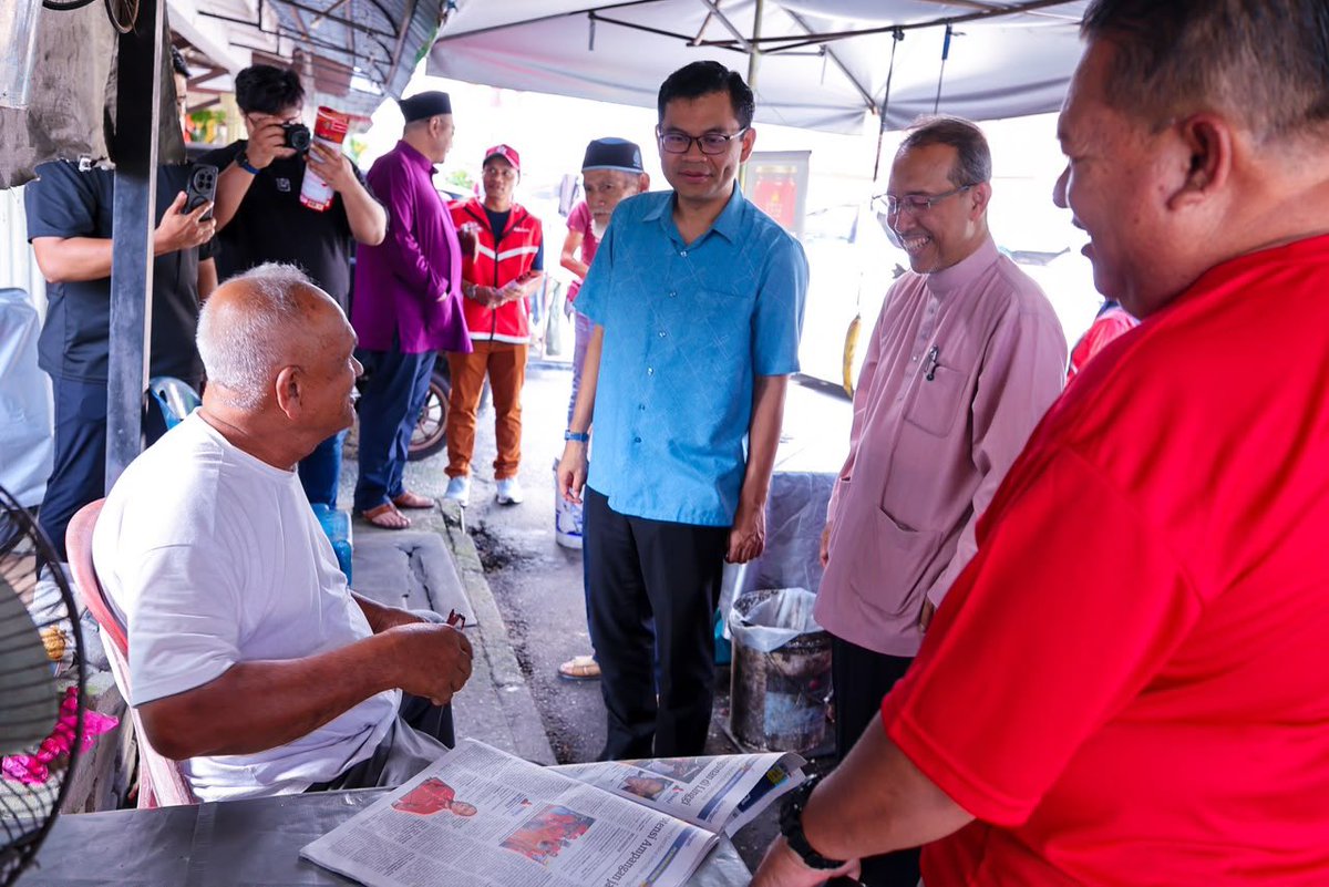 akmalnasir's tweet photo. Kali ini saya meluangkan masa berkempen di dua DUN.

Terlebih dahulu saya menyertai Tok Naz berkempen di DUN Ampangan.

Kami lakukan walkabout dari rumah ke rumah - macam biasa bukan sekadar untuk menyantuni dan berkempen, tetapi mendapatkan maklum balas terhadap keadaan sedia ada.

Dato’ Muhammad Nazri Kassim atau lebih mudah dipanggil Tok Naz juga berpengalaman luas sebagai Pengarah Yayasan Negeri Sembilan.

😁