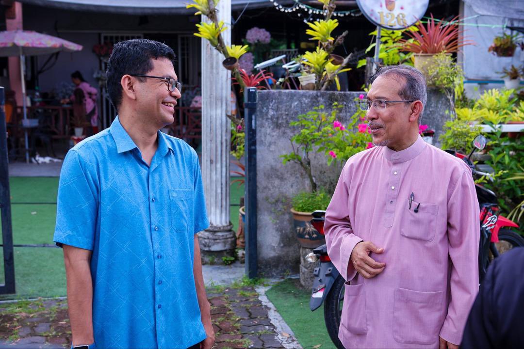 akmalnasir's tweet photo. Kali ini saya meluangkan masa berkempen di dua DUN.

Terlebih dahulu saya menyertai Tok Naz berkempen di DUN Ampangan.

Kami lakukan walkabout dari rumah ke rumah - macam biasa bukan sekadar untuk menyantuni dan berkempen, tetapi mendapatkan maklum balas terhadap keadaan sedia ada.

Dato’ Muhammad Nazri Kassim atau lebih mudah dipanggil Tok Naz juga berpengalaman luas sebagai Pengarah Yayasan Negeri Sembilan.

😁