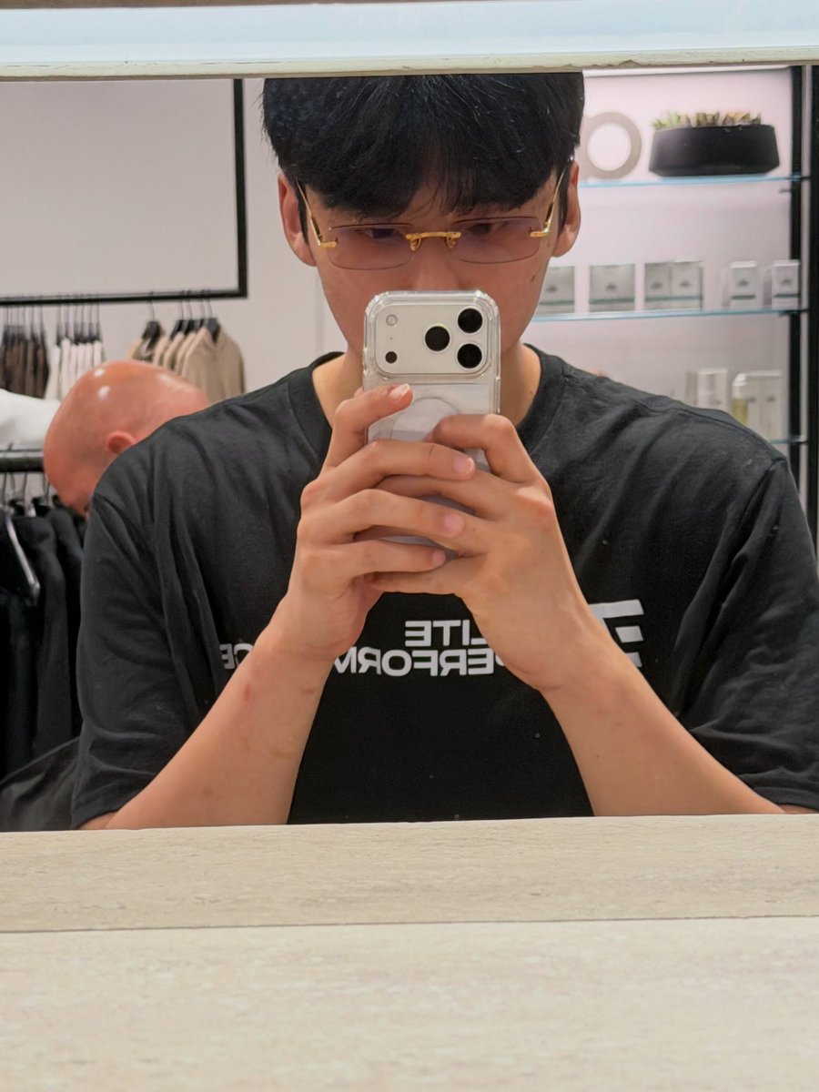 oevxnr's tweet photo. 아먼데ㅋㅋㅋㅋㅋㅋ진짜MZ같고,영크크같고이런건언제또찍엇는지너무기여운듯 😁💕 https://t.co/Ltn0Avkb66