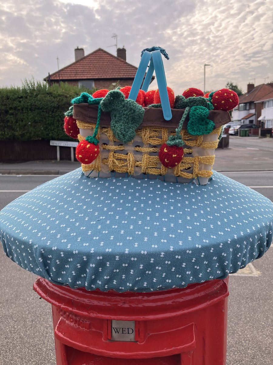 sarahward595's tweet photo. On my travels this week I spotted this

#postboxtopper #postbox #saturdaythoughts https://t.co/zQSQueK063