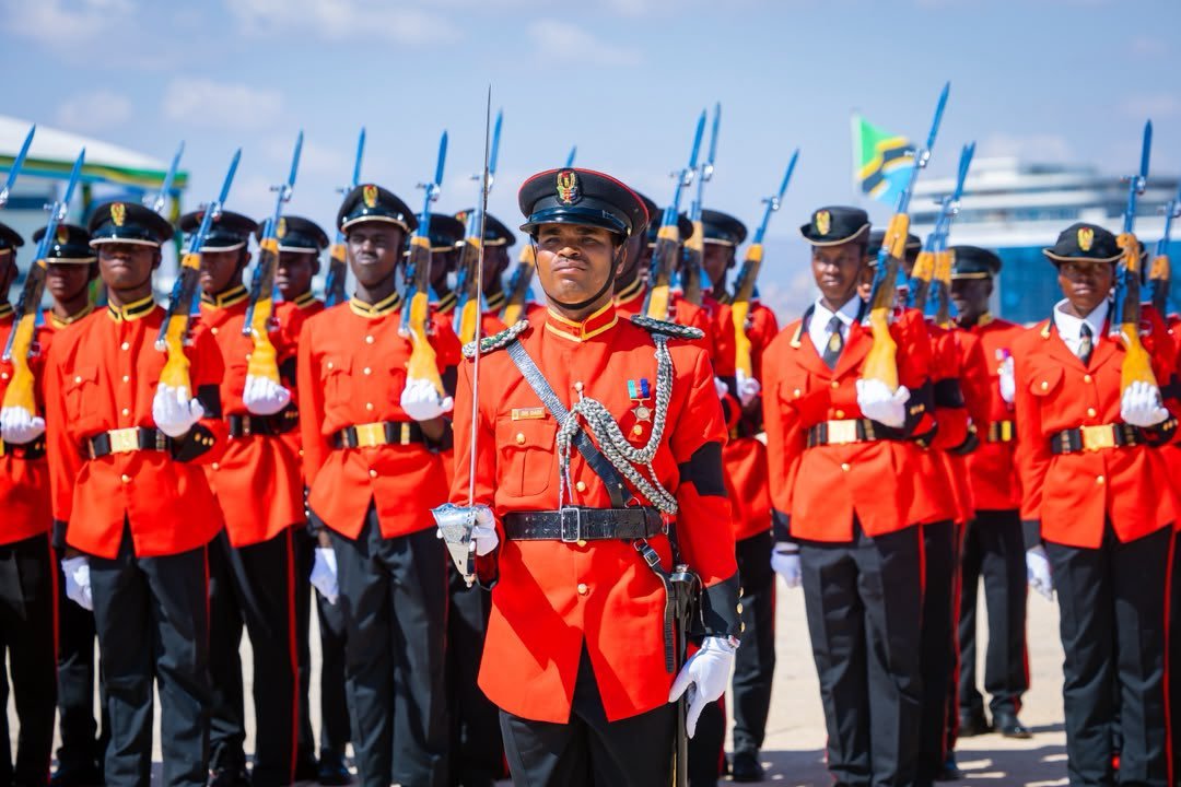 SuluhuSamia's tweet photo. Julai 25 kila mwaka ni Siku ya Mashujaa; siku adhimu ya kuwakumbuka na kuwaenzi wote waliotoa maisha yao kupigania uhuru na kulinda amani ya nchi yetu. Kwa ujasiri, uzalendo na kujitolea kwao, walituachia msingi imara wa uhuru, amani, umoja na mshikamano tunaouenzi hadi leo.

Tunapowakumbuka mashujaa wetu, tuendelee kulinda tunu walizotuachia kwa kudumisha amani, umoja na kufanya kazi kwa bidii katika kujenga Tanzania yenye maendeleo na ustawi, kwa manufaa ya kizazi cha sasa na kijacho.

Mungu Ibariki Tanzania.