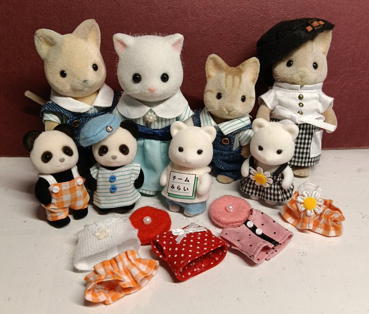 KOMATTAMA2's tweet photo. こんばんは😺
図書館で予約していたシルバニアのソーイング本、やっと順番が回ったきた！もう絶版で手に入らないから嬉しい♪
返却期限までに全て作ってみようと思ったのにミシンが絶不調🙀
給湯器とテレビに続き電化製品が続々と壊れかけている様な…👀

ちなみに今年からワタクシ大殺界🌀 https://t.co/ZEdAoeGoQW