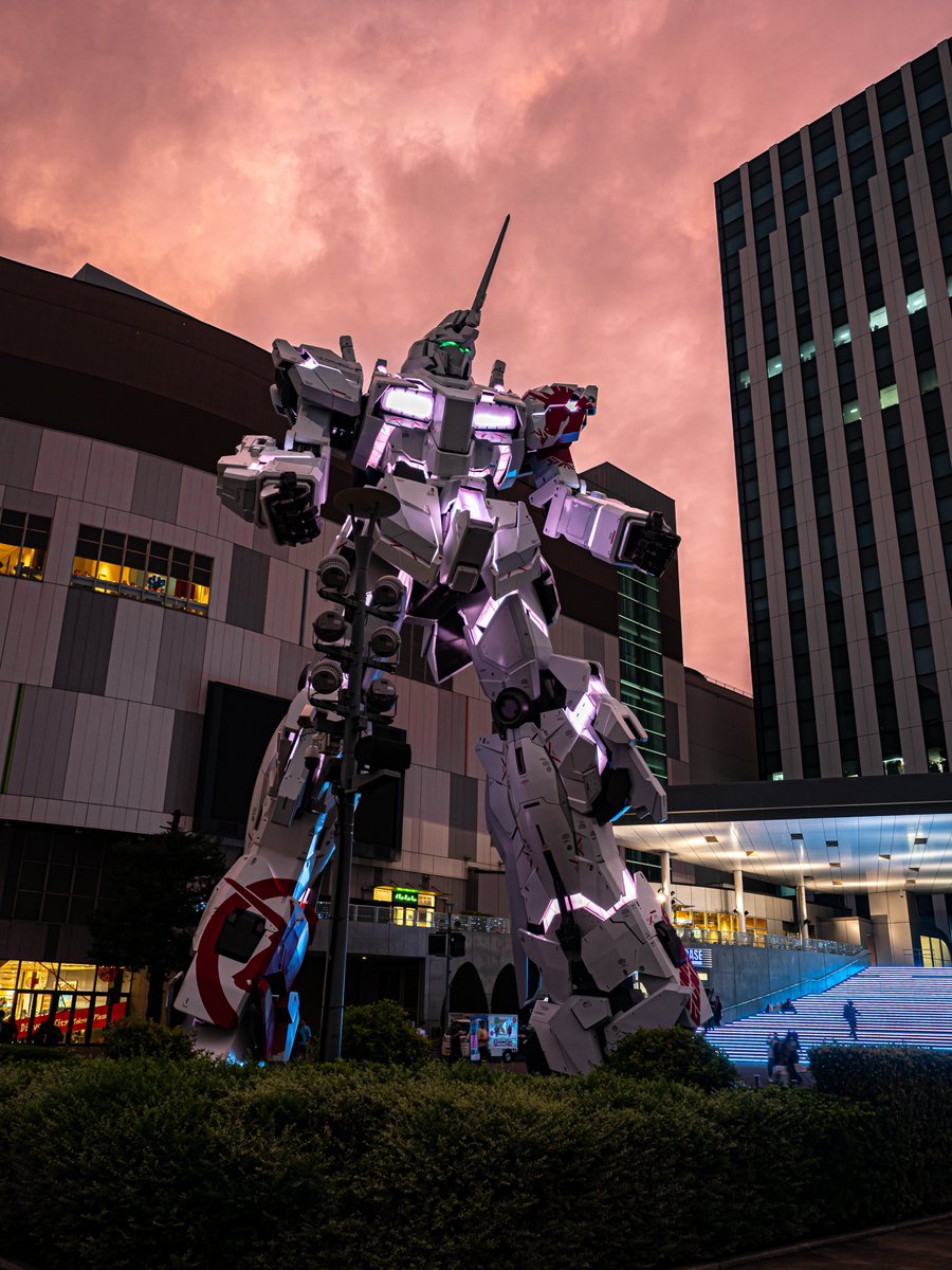 yoshi115t's tweet photo. Life-size Unicorn Gundam

実物大ユニコーンガンダム

今日みたいな微妙な天候だと、上手くいけば空が夕焼けに染まるかも！？と思ってスタンバイしてましたが、ほんのり色づく程度でした。
これでも色が付いただけマシですが。

#実物大ユニコーンガンダムは8月で終了
#実物大ユニコーンガンダム https://t.co/rq9GbhJopL