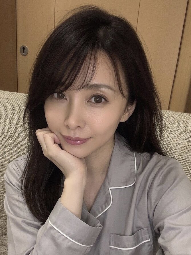 SS20030615's tweet photo. 無加工です...（すぐ消しますね）      
こう見るとやっぱ44歳ですよね...       
こんなおばさんでも範囲内の人いますか？       
※年齢が出てるのでズーム禁止です笑 https://t.co/6BZ6Asa3vg
