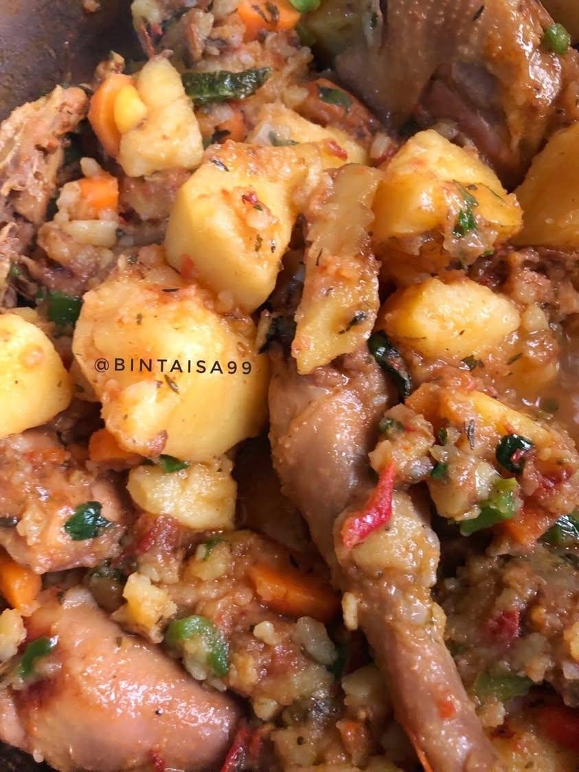 chefbintaisa52's tweet photo. Oya .
Saturday  Morning ,what are you going with?

Potato Chicken Veggie  Medley 
OR
Chicken Veggie  Curry?

@chefbintaisa52 for a dang  reason📍Kano https://t.co/koduCiYtPm