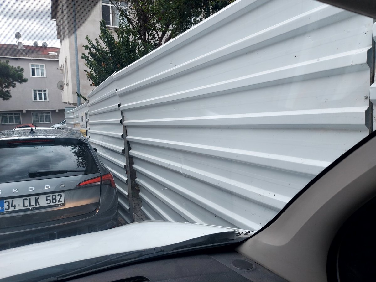 renkdas's tweet photo. @uskudarbld @sdedetas
Kısıklı Mh yemiş sokağa bariyer koyulup yol daraltıldı.
Araçlarımızı park edemiyoruz. Yıkılacak gibi duruyor. Herhangi bir zarar yaralanma olmadan müdahale edilmesi gerek.
#BizVarsakBunlarMümkün #yağmur https://t.co/Toh01B4XWv