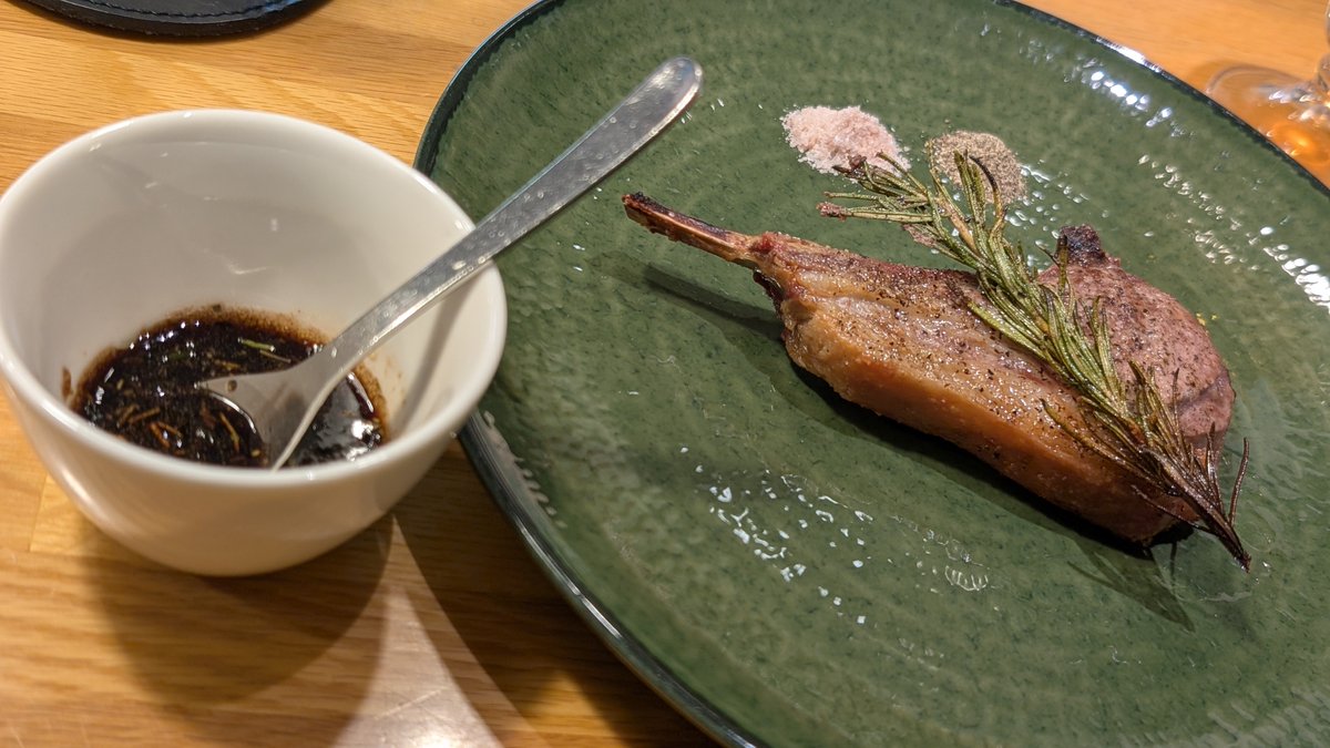 abuuuuu522's tweet photo. ＃タリカロ　久々のレビュー🍽️

前回はランチで訪問。今日はおかわりのできる夜にお邪魔しました👍合掛けメニューやラムチョップ、デザート等メニューの充実！何よりライス一つとっても分かるめざましいレベルアップにいきなり驚かされる☺️
尖っていたダールはまろやかに、逆に他のカレーは全て異なる進化を遂げて先代の手を離れつつあるイメージ。美味い！タロウさん以外の方にカレーでここまで感動させられるとは‼️

ラムチョップに関しては北海道のマトンには敵わないですよ~と笑いながらもローズマリーの華やかな香りとバルサミコソースの絶妙なハーモーニー♪コレをスラのシラーズで流し込みたい(勿論有りました😍)パリッ焼かれた皮、甘い脂身と旨味溢れる赤身のバランス。スパイスも岩塩も素晴らしい✨

デザートのアイス他、カクテル類もきっと抜かりないんだろうなと思いながらも次の機会にお見送り😁

ハーモーニーと言えば今日はタリカロナイト🌒素晴らしい音楽も楽しめるそうですよ…
最近ちょっとハードモードだなぁと思っていましたが、よい夜になりました🍷