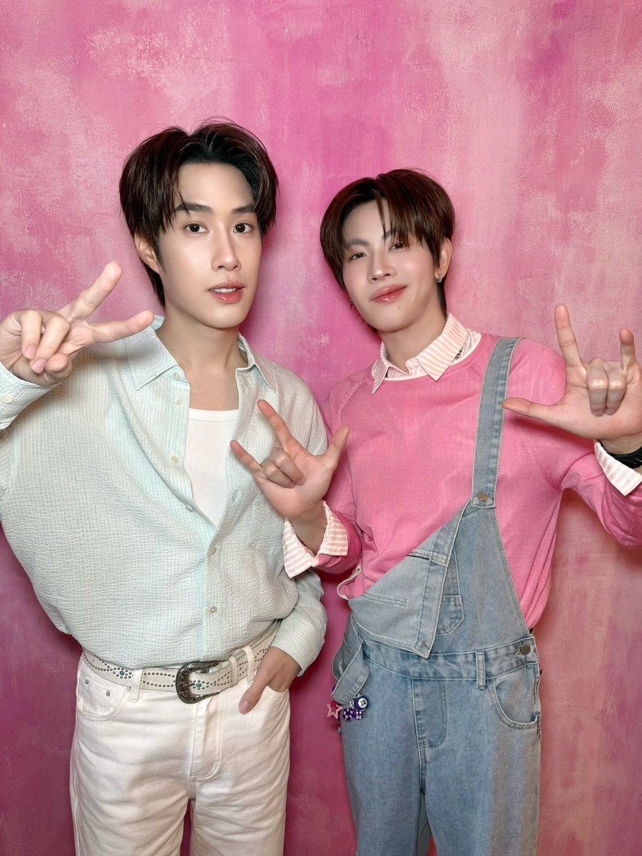 DomundiTV's tweet photo. “เติ้ล” @TLE_mtm และ “เฟิร์สวัน” @firstone_wnk พร้อมแล้วสำหรับงาน Smilebloom KKOCH “Sweet Time Sweet Moment with Tle-Firstone” ✨

#SMILEBLOOMxTleFirstoneSweetTime https://t.co/YDU1jMjp4y