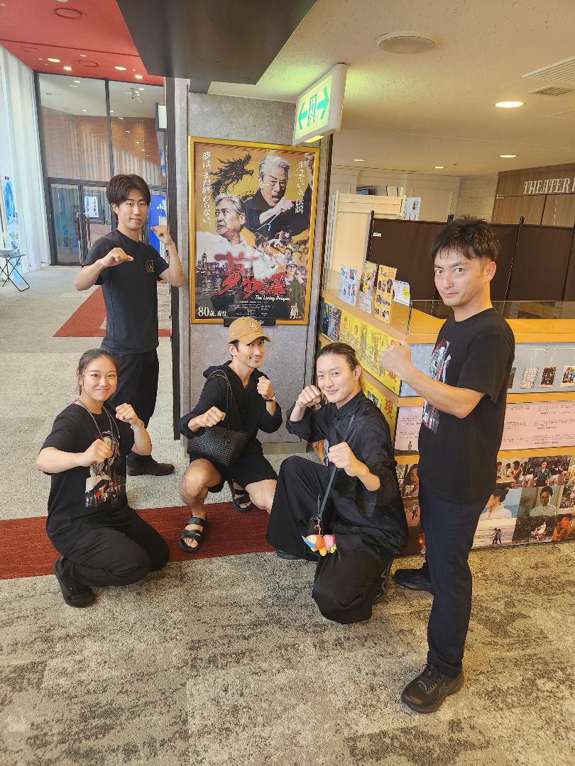 32Okac's tweet photo. 本日
キノシネマ心斎橋
キノシネマ神戸国際
での上映&amp;舞台挨拶&amp;サイン会無事終了‼️

明日は
キノシネマ心斎橋
アップリンク京都
で上映&amp;舞台挨拶&amp;サイン会無事終了‼️

こちらはどちらも満席でございます‼️
ありがたやー🙏

2枚目の写真はチーム城劇 https://t.co/IPTW06dn9N