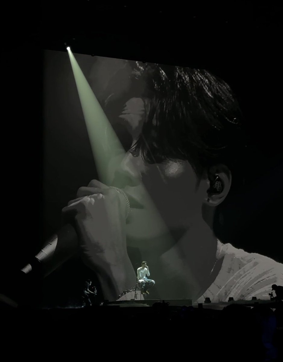 imnotseeu's tweet photo. เก่งมากน้องภีม ภาพที่อยู่ด้านหลังตอนน้องร้องเพลงไปด้วย แอบอีโม 🥹🖤

#PEEMWASU 
#BUS_LIGHTASONE_D2 https://t.co/5L3APJXWqX