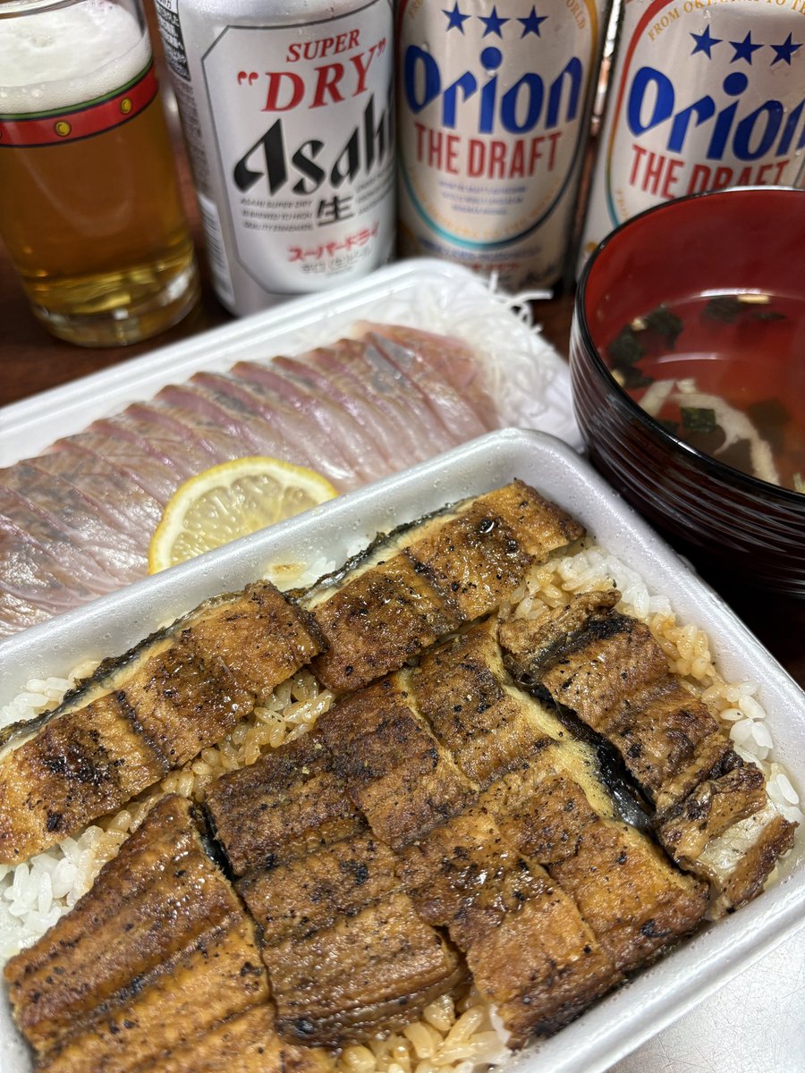 coromoco123's tweet photo. 今夜の晩ごはん☘️
明日は土用の丑の日🐮
一日フライングして、美味しい鰻をいただいてます😋🎵
今年から気温が40°を超える日は酷暑日と表現するらしい💦
厳しい夏は、まだ始まったばかり☀️
しっかり食べて飲んで、暑い夏を乗り切らねば😅

#晩ごはん
#土用の丑の日
#鰻 https://t.co/jsLtV8S7kD