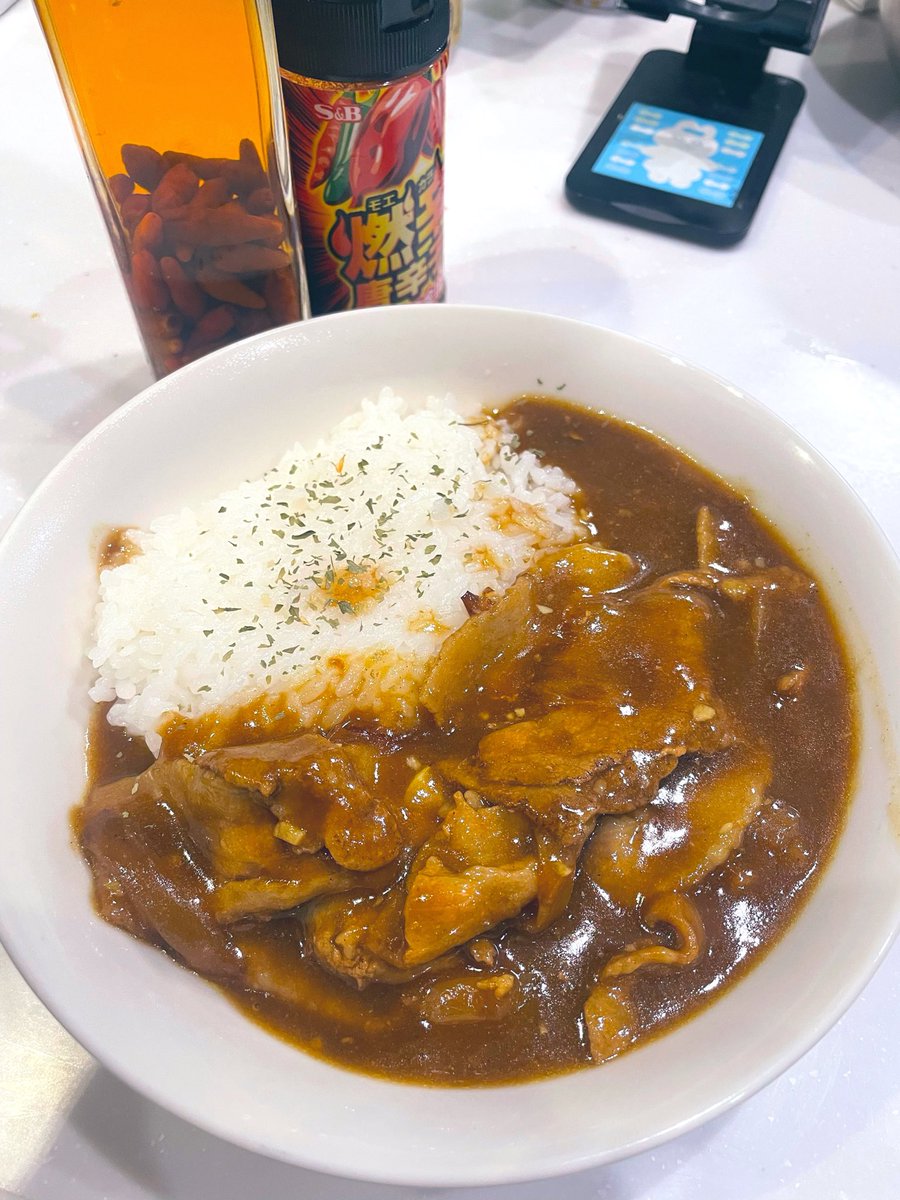 ccc1219ccc's tweet photo. カレーは玉ねぎと豚肉派💁‍♂️楽だし

カレー×コーレーグースの美味しさに気づいたので元の世界に戻れないと思う https://t.co/v84qX7wrbX