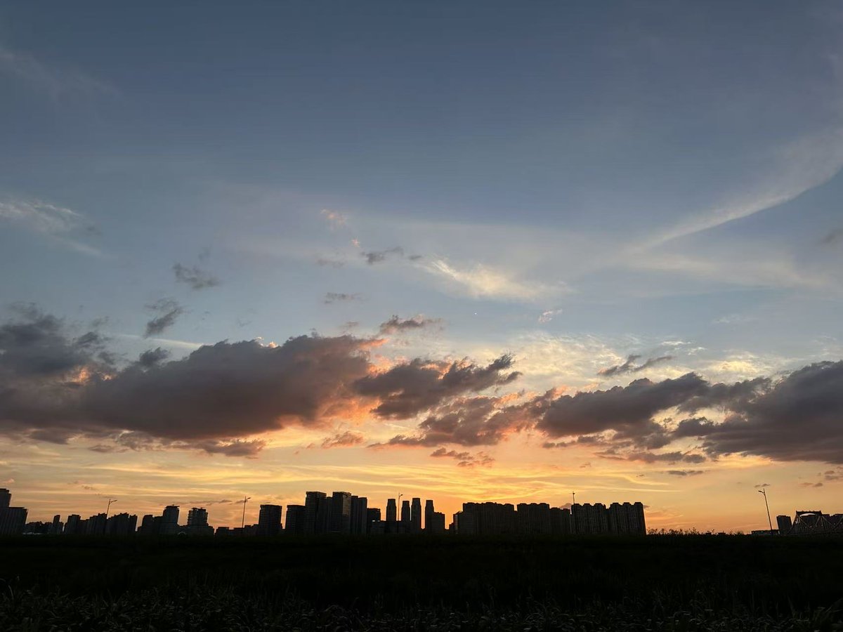 Fjxtki's tweet photo. 晚风几许惹人意，日落黄昏知我心 https://t.co/nAc5129aGq
